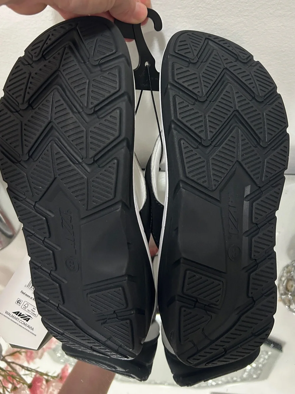 Avia Women’s Size 7 Black White Comfort Thong Flip Flop Sport Sandals NWT